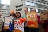 Rezidentni lekari v Anglicku zacali historicky strajk za platy