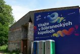 V Sobraneckych kupeloch opravili areal asfalt konci v strku chybaju obrubniky