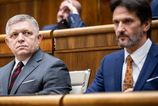 Dva rozsudky nutia Roberta Fica ostat pri moci