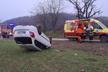 Nehoda v Novom Meste nad Vahom Auto v poli prevratene na streche