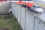 Policajti predviedli ako vlak narazil do auta na zelezcnom priecesti