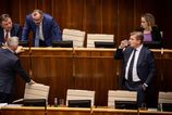 Poslanci odchadzaju na mesacne jarne prazdniny Tlacia pred sebou stovky zakonov