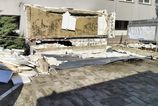 Z budovy Klientskeho centra v Komarne sa zrutila cast strechy hlasia jednu obet
