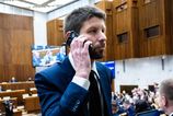 Mimovladna organizacia matky Simeckovej platila telefon sefa PS Syn sa stazuje na spravodajsku hru