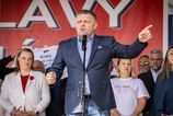 OstreLovaci voliCi privezeni autobusmi a rady o bozkavani Robert Fico na oslavach odkazal ze vyhra volby aj keby ich slag trafili