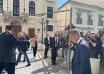 Peter Magyar v priamom prenose vlastnorucne odstranil zatarasy pred byvalym premierskym sidlom