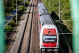 Kolajnice pod naporom horucav Zeleznice preventivne spomaluju vlaky cestujuci musia pocitat s meskanim