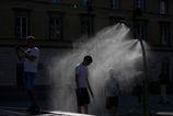 Polsko zasiahli rekordne horuavy a kolaps zeleznic zrusili viac ako sto vlakov a zomieraju desiatky ludi pri vode