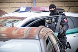 Velky protidrogovy zasah v Martine Elitni policajti zadrzali styri osoby a zajistili nezname latky