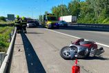 nehoda pred mostom lanfranconi zrazka auta s motorkarom zablokovala vjazd na d2 vznikaju kolony
