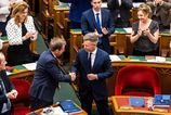 Orbanov system dostava najtvrdsi uder Madar presadil zmenu ustavy a odvolava prezidenta