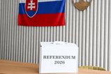 Referendum 2026 ONLINE Volebne miestnosti su otvorene ludia hlasuju o dvoch temach