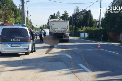 72-ročná chodkyňa zomrela po zrážke s nákladným autom