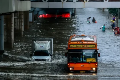 Bangkok zaplavila voda. V 50 obvodoch núdzový stav, hladina miestami po pás.