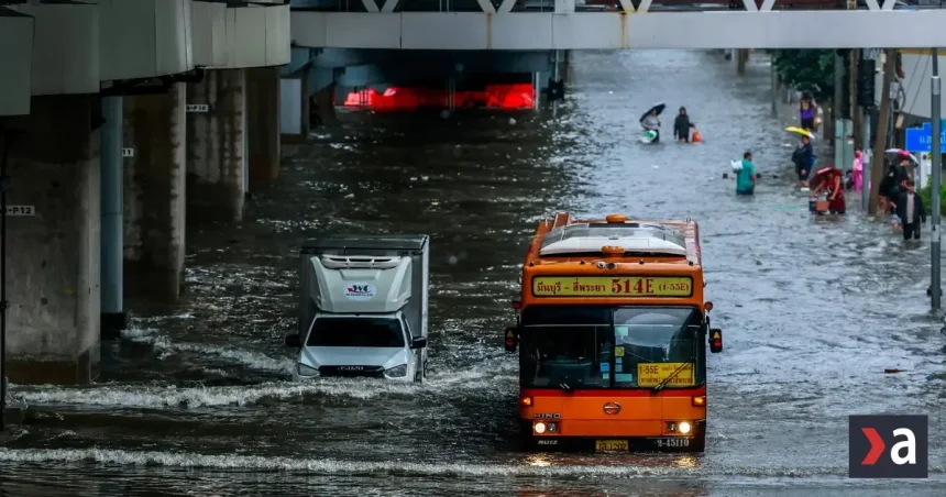 Bangkok zaplavila voda. V 50 obvodoch núdzový stav, hladina miestami po pás.