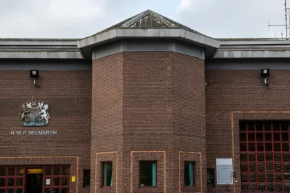 Briti prepustia tisíce väzňov, mnohí môžu skončiť aj u nás