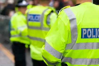 Britská polícia zadržala päť mužov podozrivých z prípravy terorizmu