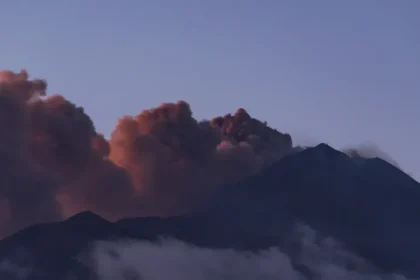 Etna opäť komplikuje dopravu. Letisko v Catanii zostáva zatvorené