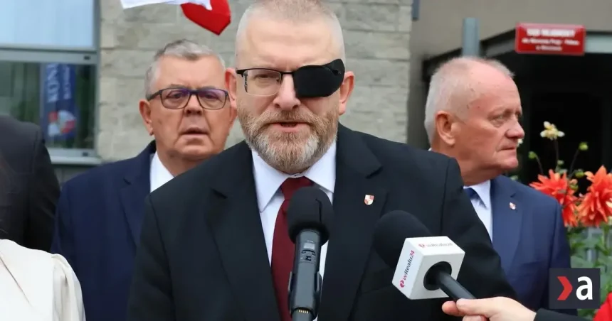 Europarlament zbavil imunity poľského poslanca Brauna za výroky o holokauste