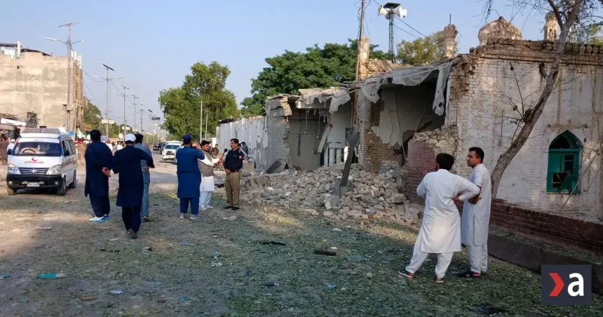Explózia vozidla pred policajnou stanicou v Pakistane: mnoho mŕtvych