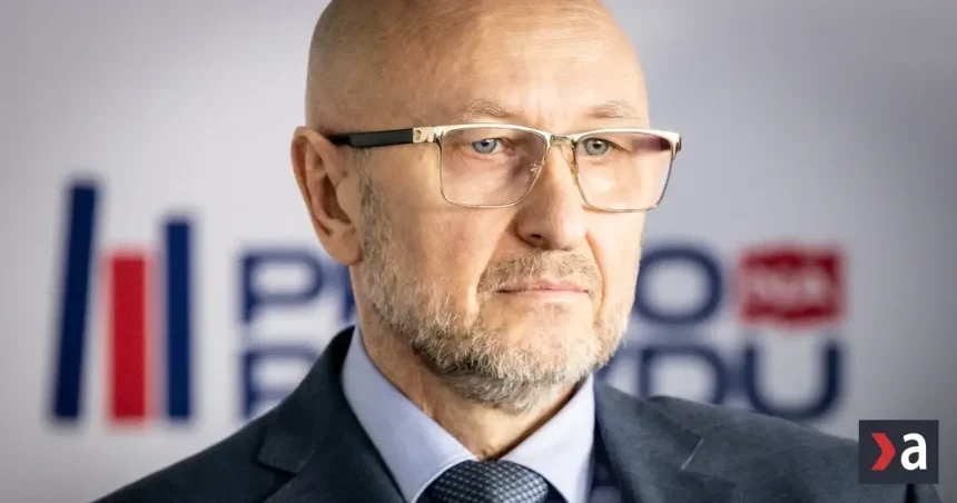 Mal funkciu za Borisa Kollára, dnes kandiduje za Zoroslava Kollára