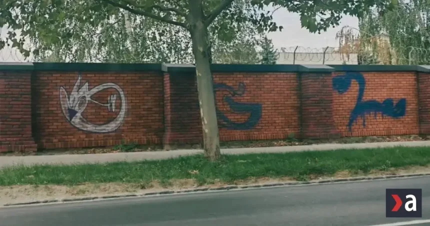 Mal odradiť výtržníkov, no nevydržal. Múr okolo areálu Kukurice zničili vandali