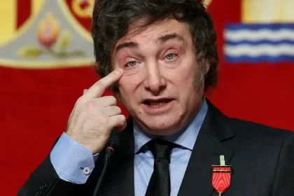 Milei hrozí Británii arbitrážou pre ropu pri Falklandoch, označuje zdroje za argentínske