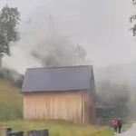 Na Kysuciach horí chata pri lyžiarskom stredisku, hasiči obmedzili premávku
