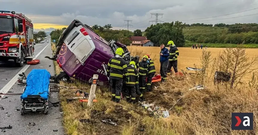 Nehoda uzavrela cestu, zasahuje vrtuľník