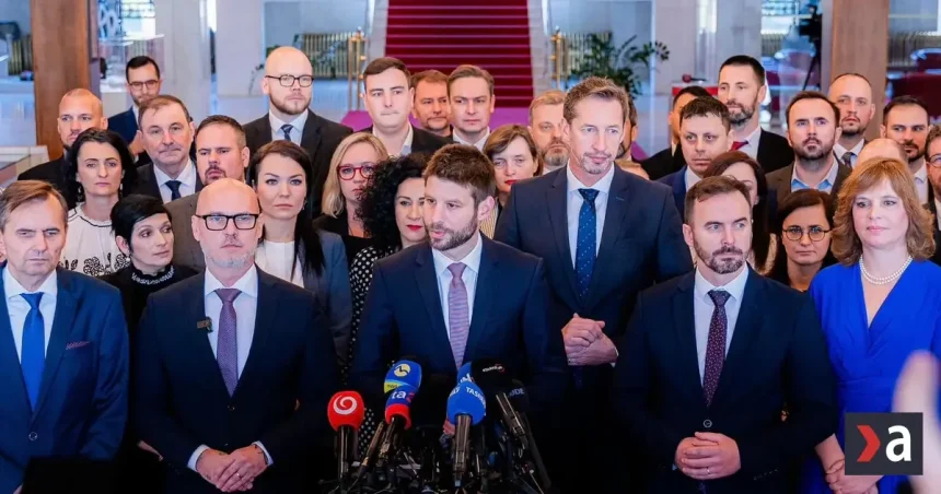 Opozícia vyzýva Fica, aby vyhlásil predčasné voľby. Strany sú na január pripravené