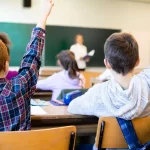 Školám chýbajú pedagogickí asistenti, ministerstvo plánuje zvýšiť ich počet