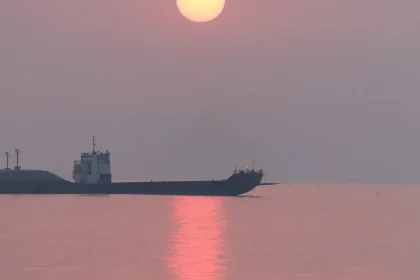 Tankery v Hormuzskom prielive zasiahol neznámy projektil, napätie USA a Iránu rastie