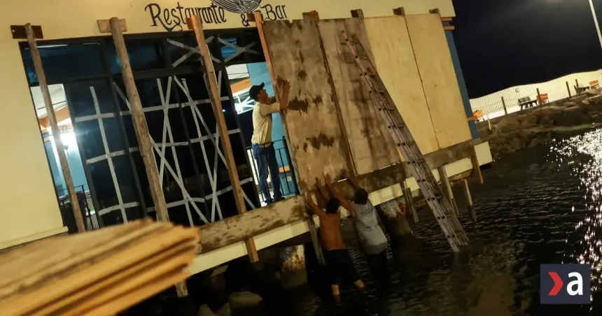 VIDEO: Mexiko zasiahol hurikán Polo. Búrka tretej kategórie si už vyžiadala obete