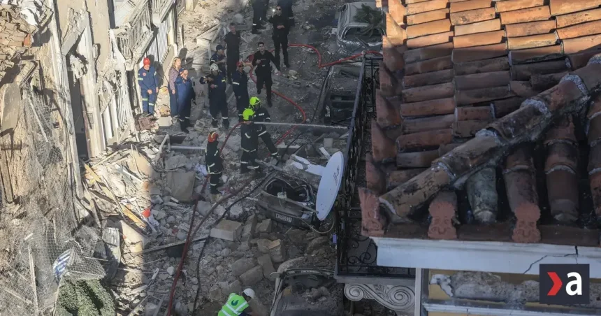 VIDEO: Výbuch otriasol turistickou štvrťou v Aténach, budova pri Akropole sa zrútila