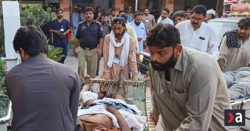 Výbuch auta pri policajnej stanici v Pakistane: 11 mŕtvych