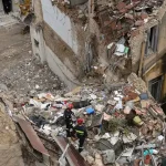 Výbuch otriasol Aténami. Záchranári našli telo, po turistoch pátrajú