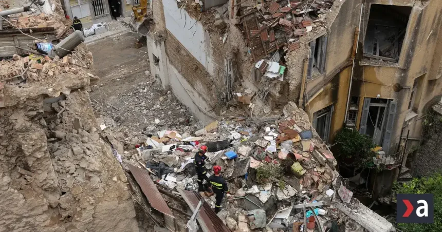 Výbuch otriasol Aténami. Záchranári našli telo, po turistoch pátrajú