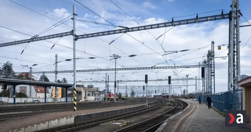 Zrážka vlaku s traktorom na priecestí: bez zranení