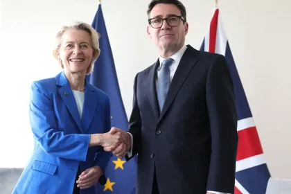 Británia chce posilniť vzťahy s EÚ, Burnham ohlásil novembrový samit v Bruseli
