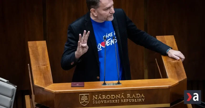 Politikom polovičné platy, ak je štát v strate? Návrh už smeruje do parlamentu