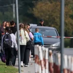 Poľský premiér tvrdí, že útoky v školách sú dôsledkom oslavovania násilia na internete