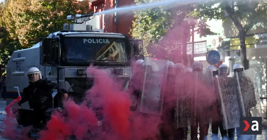 Protesty v Albánsku eskalujú. Študenti napadli budovu ministerstva školstva
