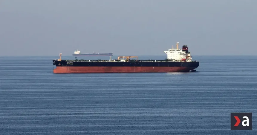Tanker v Hormuzskom prielive zasiahol útok, na palube vypukol požiar