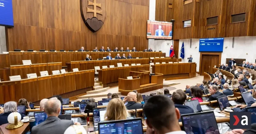 Vláda mení pravidlá provizória. Politik: Chce obísť poslancov